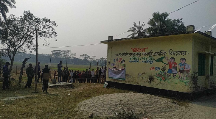 কালকিনিতে প্রকাশ্যে ব্যালট পেপারে নৌকায় সিল, কেন্দ্র সাময়িক বন্ধ 